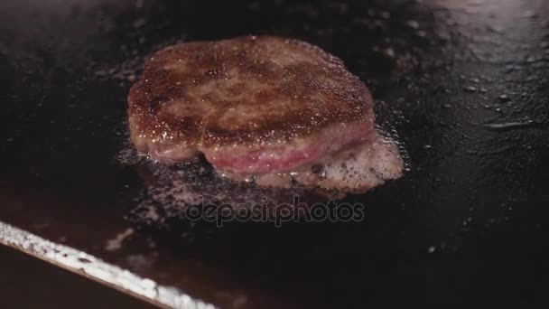 Straatvoedsel restaurant, close-up grillen hamburgers kotelet op het frituren oppervlak. — Stockvideo