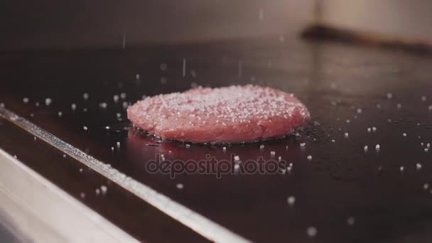 Vers vlees kotelet voor de hamburger met veel zout op de houtkachel, straat voedsel — Stockvideo