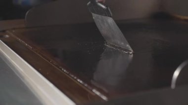 Bistro ticari citchen, spatula ile elektrik temizlik aşçı soba