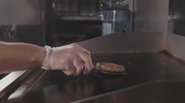 Hamburger, savurma ve flips sulu et pişirme Şef sokak gıda