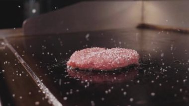 Pişirme ve taze et pirzola burger için Tuzlama Şef sokak gıda