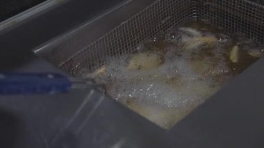 Patates kızartması fritöz yakın çekim.