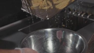 Fast food Restoran, ağır çekim ticari mutfak at hazır patates kızartması.