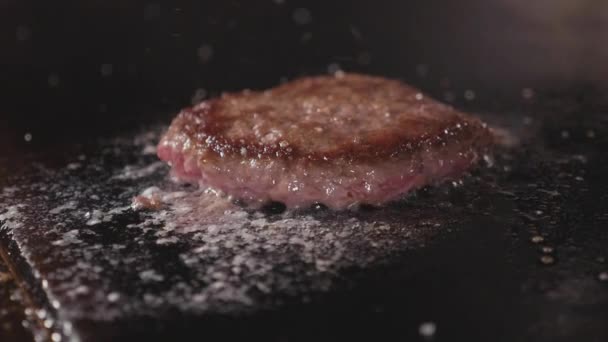 Restoran makanan jalanan, pemanggang daging burger jarak dekat di permukaan yang sedang digoreng . — Stok Video
