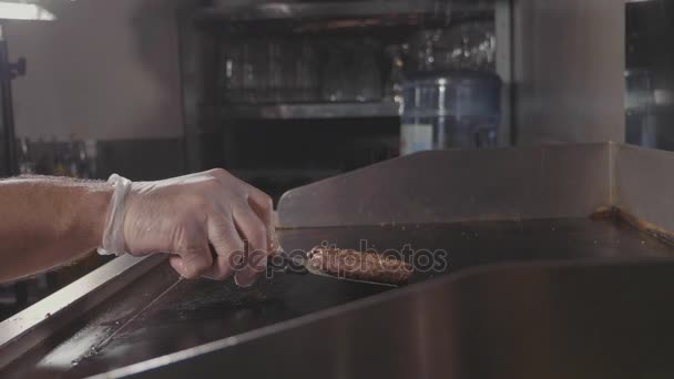 Chef vaření vyhazování a vyletí šťavnaté maso na burger, pouliční stánky s jídlem — Stock video