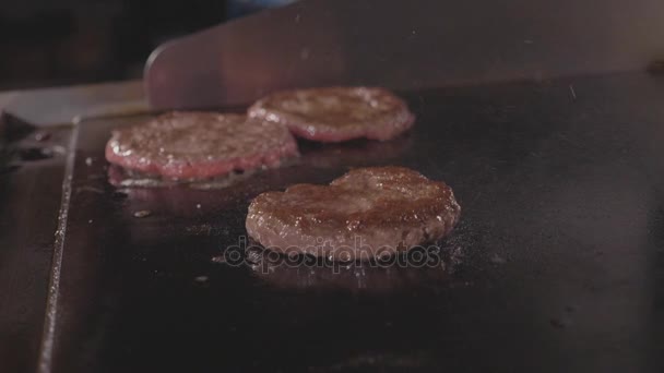 Restaurant de cuisine de rue, plan rapproché grillades escalope de hamburgers sur la surface de friture — Video