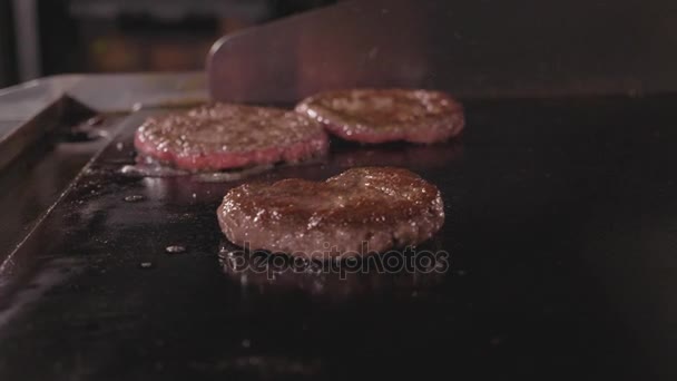 Utcai élelmiszer étterem, közeli, hogy fa hamburgert szelet sütés felület a grillezés — Stock videók