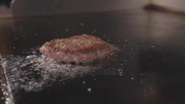 Straatvoedsel restaurant, close-up grillen hamburgers kotelet op het frituren oppervlak. — Stockvideo