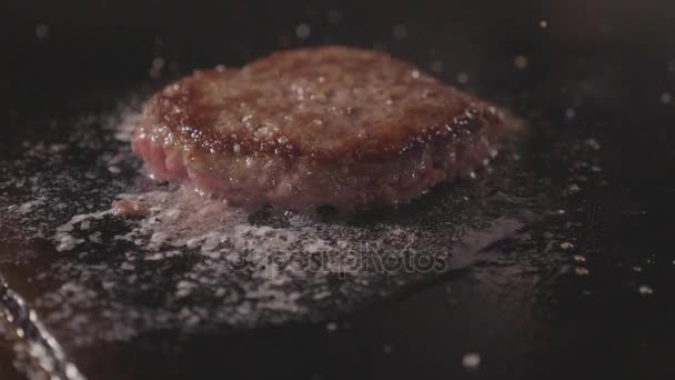 Restaurante de comida callejera, primer plano asar hamburguesas chuleta en la superficie de freír . — Vídeo de stock