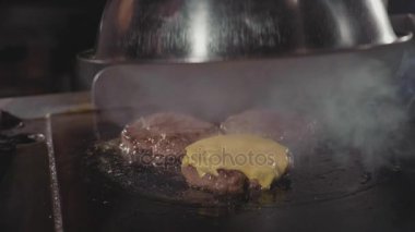 Ağaç sulu et pirzola sokak gıda Restoran kapak altında ocakta kızartma