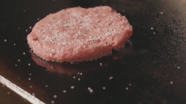 Gros plan de côtelette de bœuf crue pour la friture de hamburger sur le gril commercial électrique . — Video