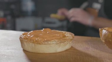 Yakın çekim shot şefler el sığır eti köfte ve Peynirli hamburger hazırlama