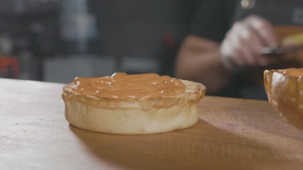 Close-up tiro de chefs mãos preparar um hambúrguer com rissole de carne e queijo — Vídeo de Stock