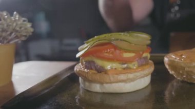 Yakın çekim shot şefler el sığır eti köfte ve Peynirli hamburger hazırlama