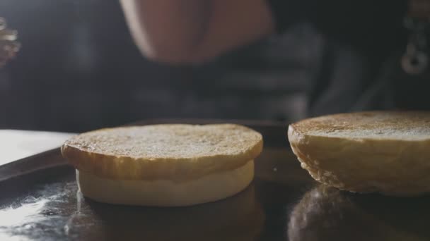 Κοντά shot της χέρια σεφ προετοιμάζει ένα χάμπουργκερ, αργή κίνηση — Αρχείο Βίντεο