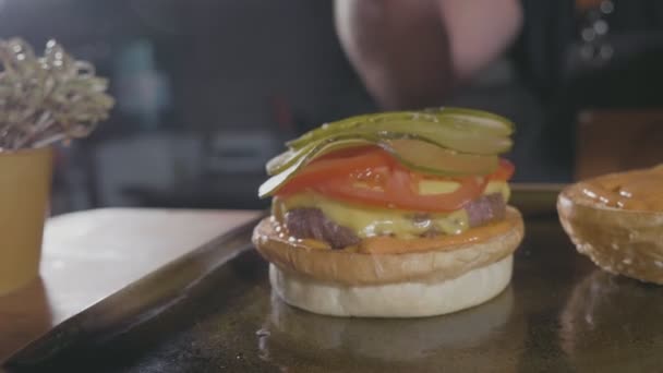 Zár-megjelöl szemcsésedik-ból szakácsok keze készül a hamburger marha fasírozott és sajttal