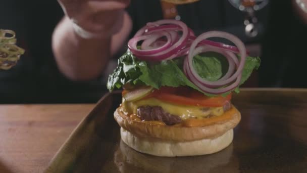 Primer plano de las manos de los chefs preparando una hamburguesa con rissole de ternera y queso — Vídeos de Stock