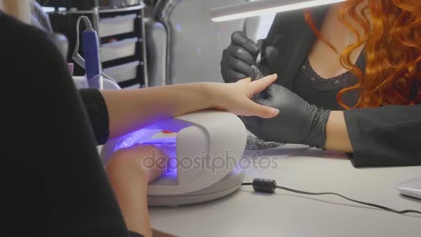 Vrouwelijke rood maakt een spa-procedure voor de nagels van de client — Stockvideo