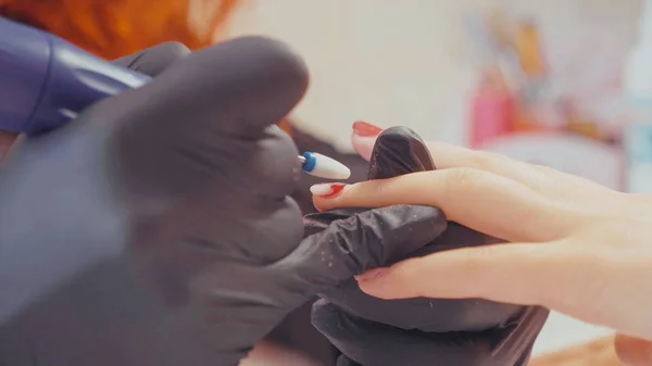 Close-up van manicure-verwijderen van de oude gel polish met behulp van elecrtric nagelvijl. — Stockfoto