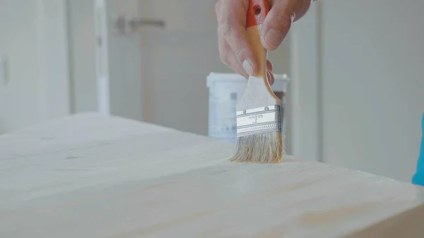 Emprenye, çapraz olarak ahşap adım bir fırça ile düzenlenmiştir..