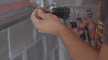 Akülü elektrikli tornavida görünümü kadar yakın eller mans