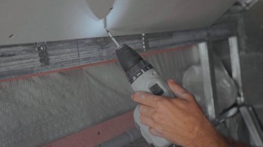 Akülü elektrikli tornavida görünümü kadar yakın eller mans