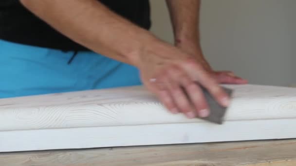 Primo piano delle mani maschile lucidatura gradino in legno con ... Lucidare il legno