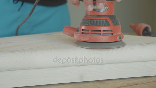 Charpentier polissage d'un escalier en bois avec une ponceuse électrique, gros plan — Video