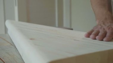 Adam ahşap adım parlatma ve pürüzsüzlük için yüzey kontrol
