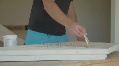 Emprenye, çapraz olarak ahşap adım bir fırça ile düzenlenmiştir..