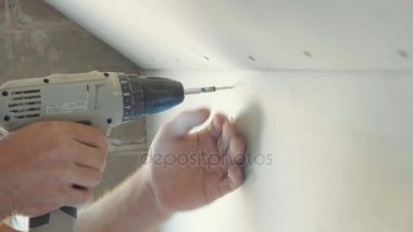 İşçi yapmak drywall ve tornavida ve vida çalışma için closeup kullanıp install