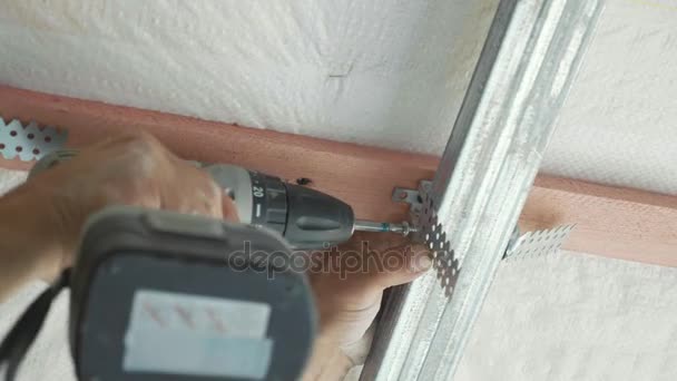 Montaggio operaio costruzione in metallo per cartongesso in una casa di nuova costruzione — Video Stock