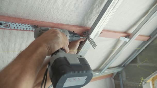 Trabalhador montagem de construção de metal para drywall em uma casa recém-construída — Vídeo de Stock