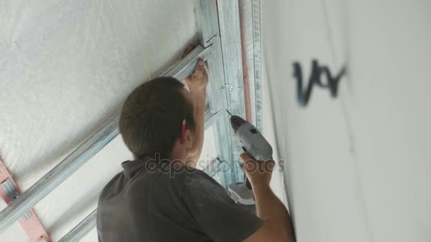Arbetare montering metallkonstruktion för gips i ett nybyggt hus — Stockvideo