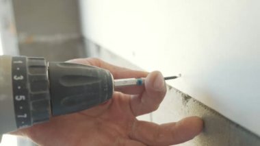 İşçi yapmak drywall ve tornavida ve vida çalışma için closeup kullanıp install