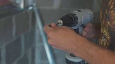 İşçi yapmak drywall ve tornavida ve vida çalışma için closeup kullanıp install