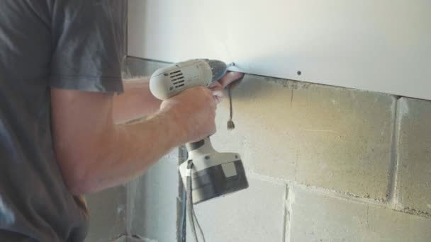 Trabajador hacer instalar paneles de yeso y el uso de destornillador y tornillo para el trabajo, primer plano — Vídeos de Stock