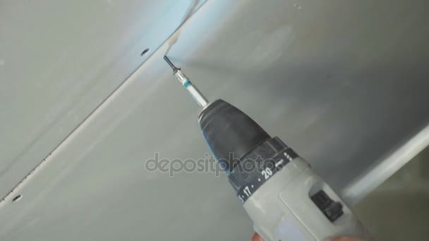 Trabalhador fazer instalar drywall e usando chave de fenda e parafuso para o trabalho, close-up — Vídeo de Stock