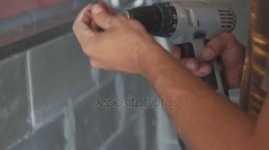 İşçi yapmak drywall ve tornavida ve vida çalışma için closeup kullanıp install