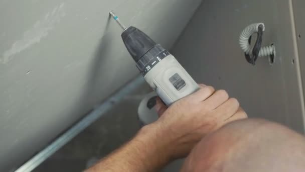 Trabalhador fazer instalar drywall e usando chave de fenda e parafuso para o trabalho, close-up — Vídeo de Stock