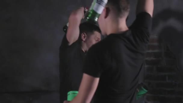 Dos barmans haciendo malabarismos con botellas y batiendo cócteles en un bar móvil — Vídeo de stock