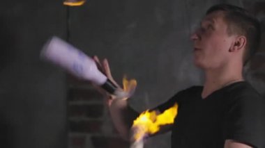 Şişe mobil bir barda ateşle hokkabazlık barmen