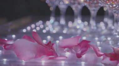 Piramit gözlük ile şampanya ve düşen yaprakları bindi