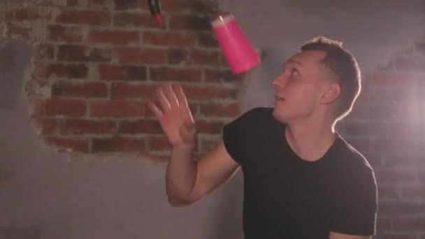 Barman jongleren flessen en schudden cocktail in een mobiel bar — Stockvideo