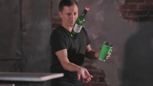 Bartender jonglering flaskor och skakar cocktail på en mobil bar — Stockvideo