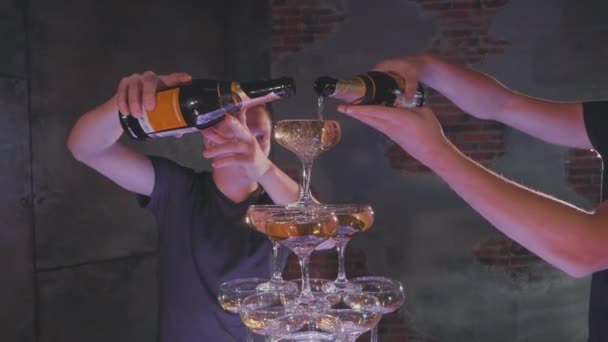 Ober gieten van champagne in glazen op de piramide in slow motion, close-up — Stockvideo