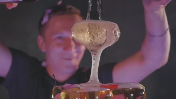 Ober gieten van champagne in glazen op de piramide in slow motion, close-up — Stockvideo