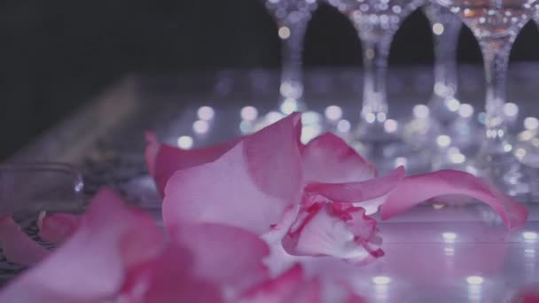 Piramide di occhiali con champagne e petali cadenti — Video Stock