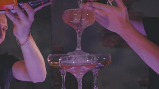 Офіціант наливає шампанське в окуляри на піраміду в повільному русі, крупним планом — стокове відео