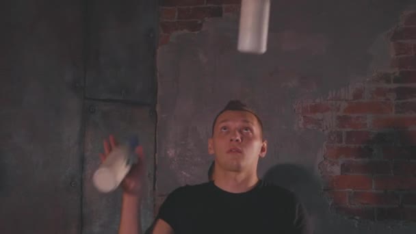 Barman jongleren flessen en schudden cocktail in een mobiel bar — Stockvideo